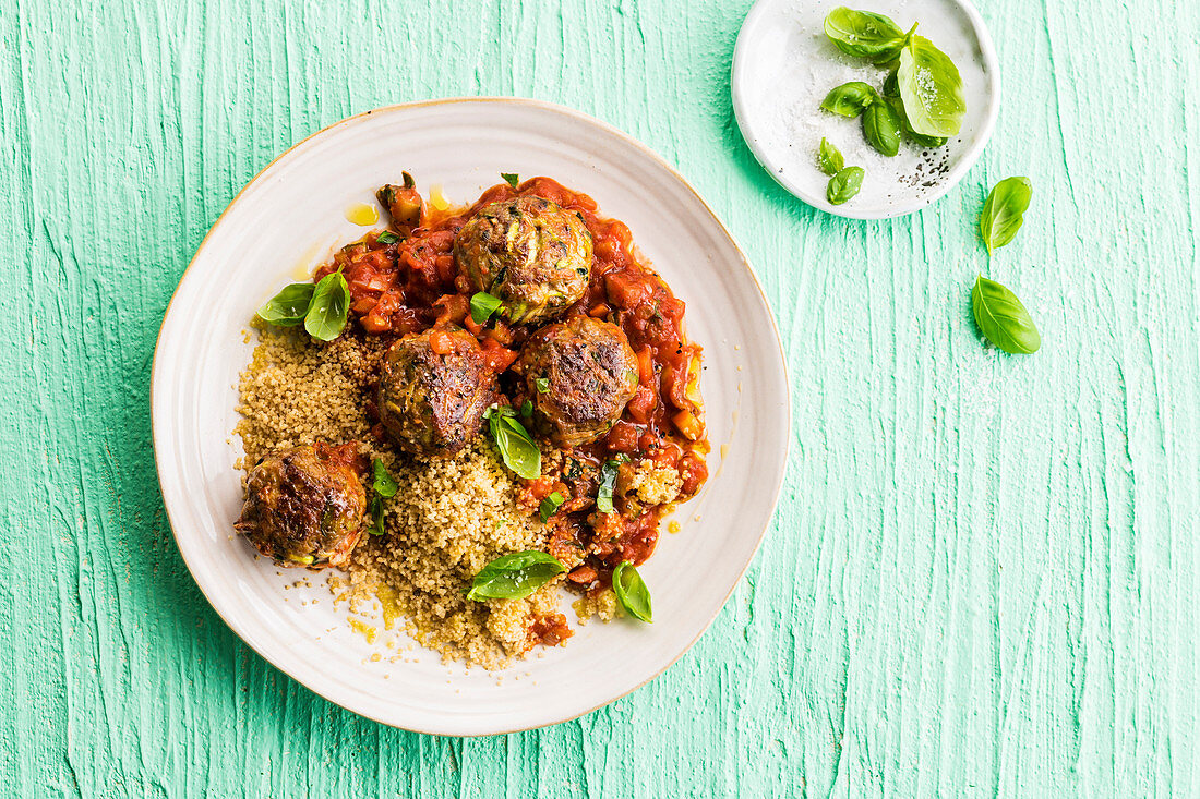 Vollkorn-Couscous mit Fleischbällchen und Tomatensauce