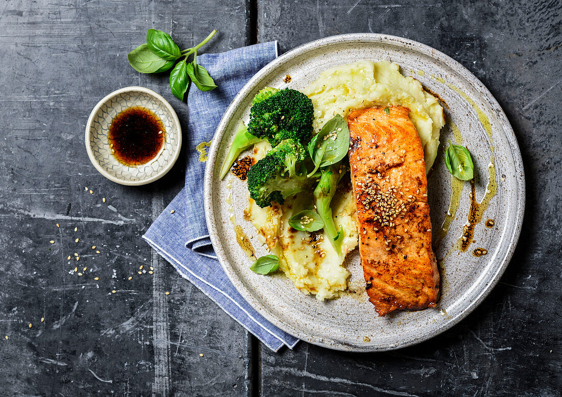 Salmon with broccoli, mashed potatoes and soy sauce
