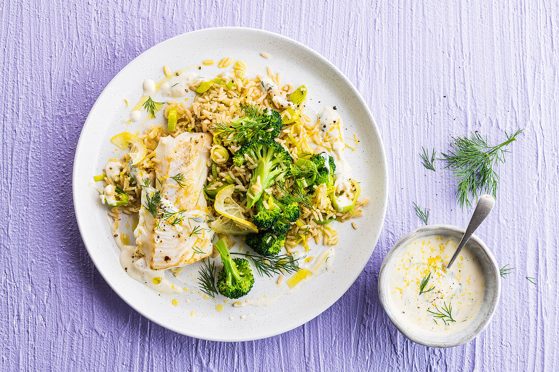Fish on rice with broccoli, leek and lemon