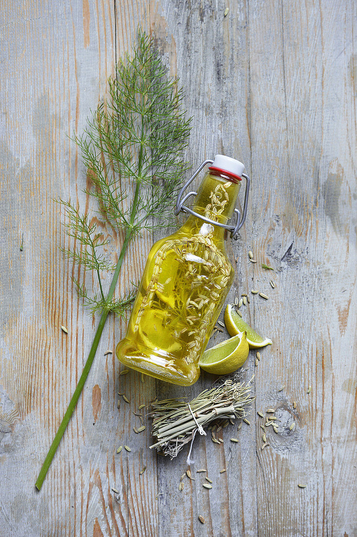 Öl aromatisiert mit Zitrone und Fenchelsamen