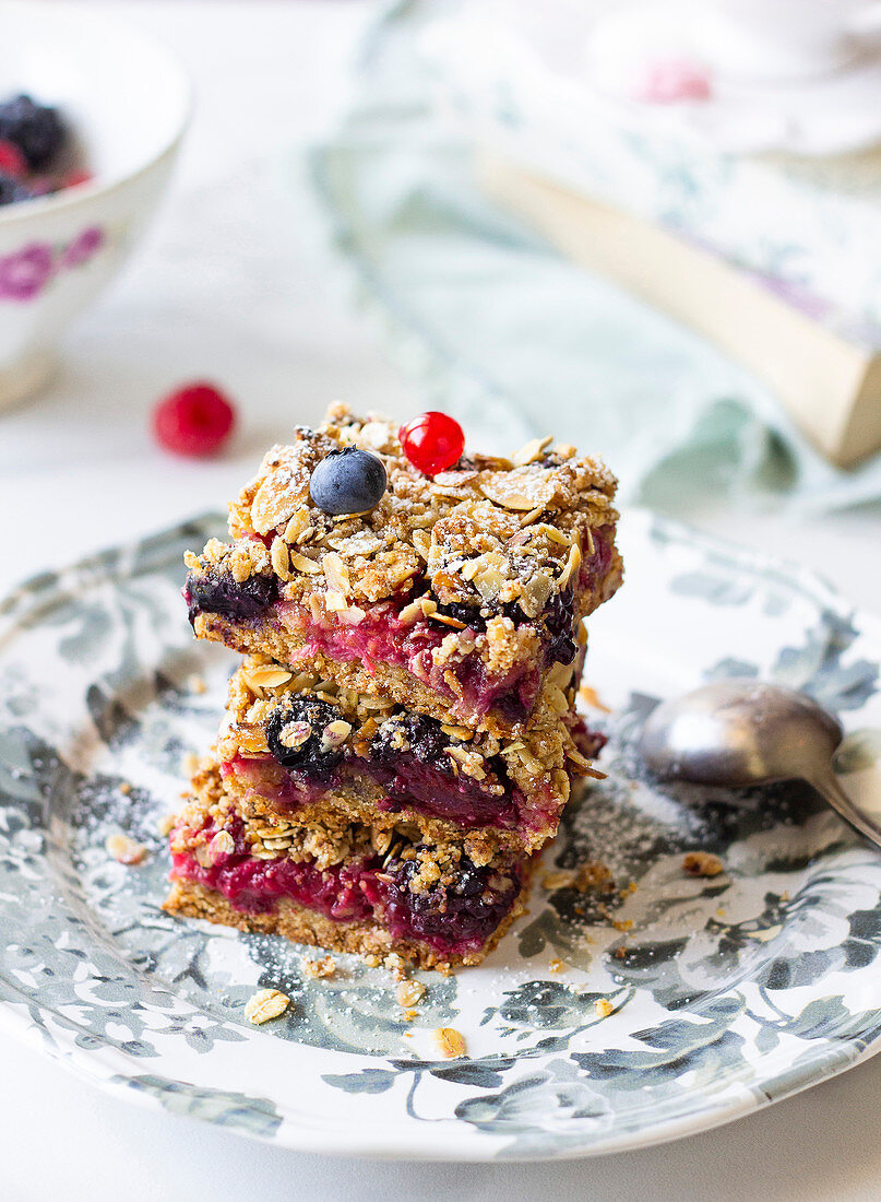 Berry crumble slices