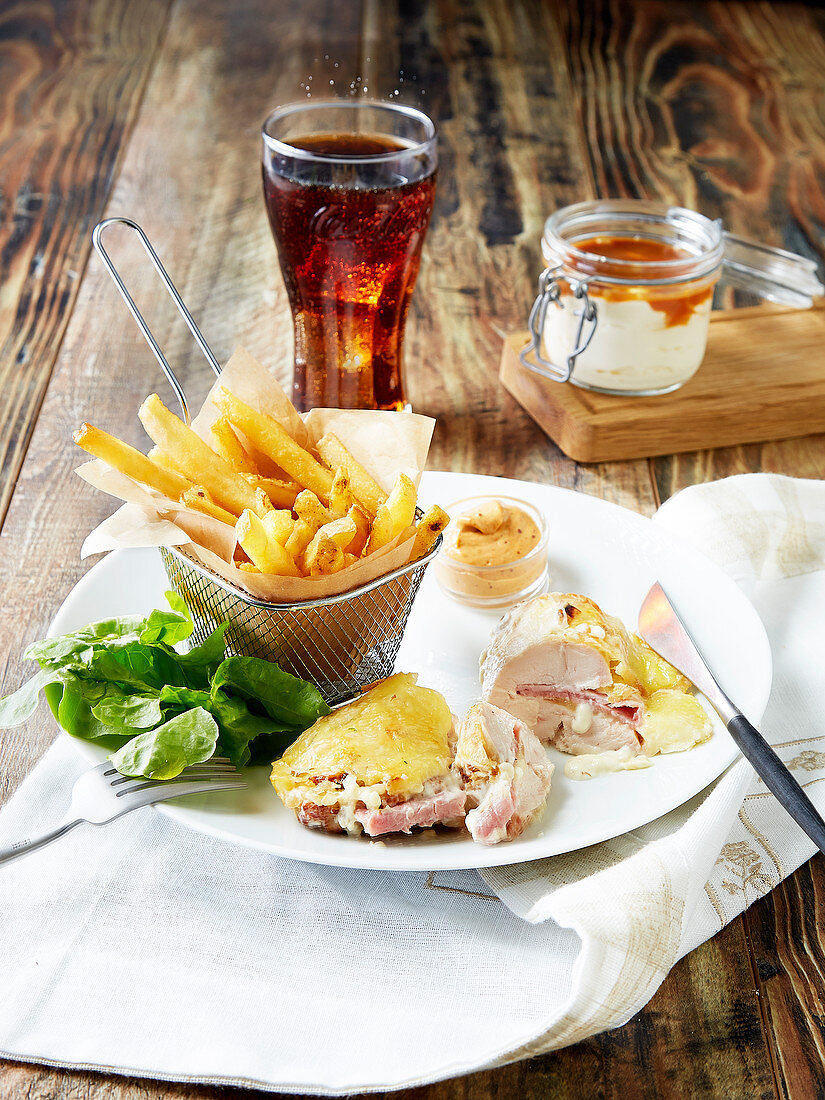 Cordon bleu mit hausgemachte Pommes