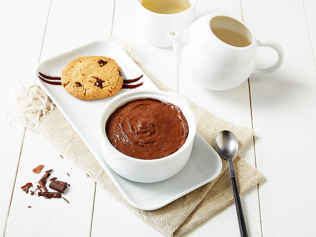 Mousse au chocolate served with a cookie