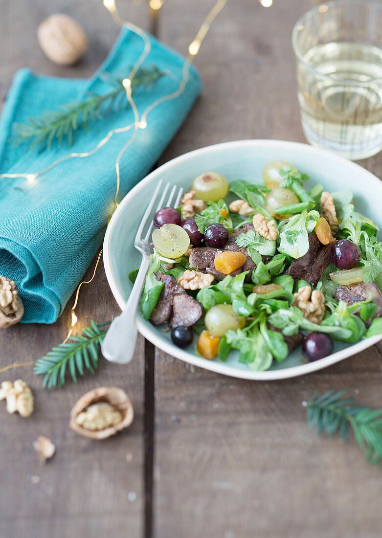 Lamb's lettuce with poultry liver, grapes and nuts