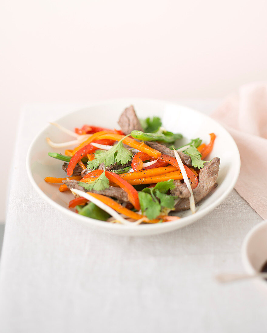 Sautéed beef with pepper strips and bean sprouts