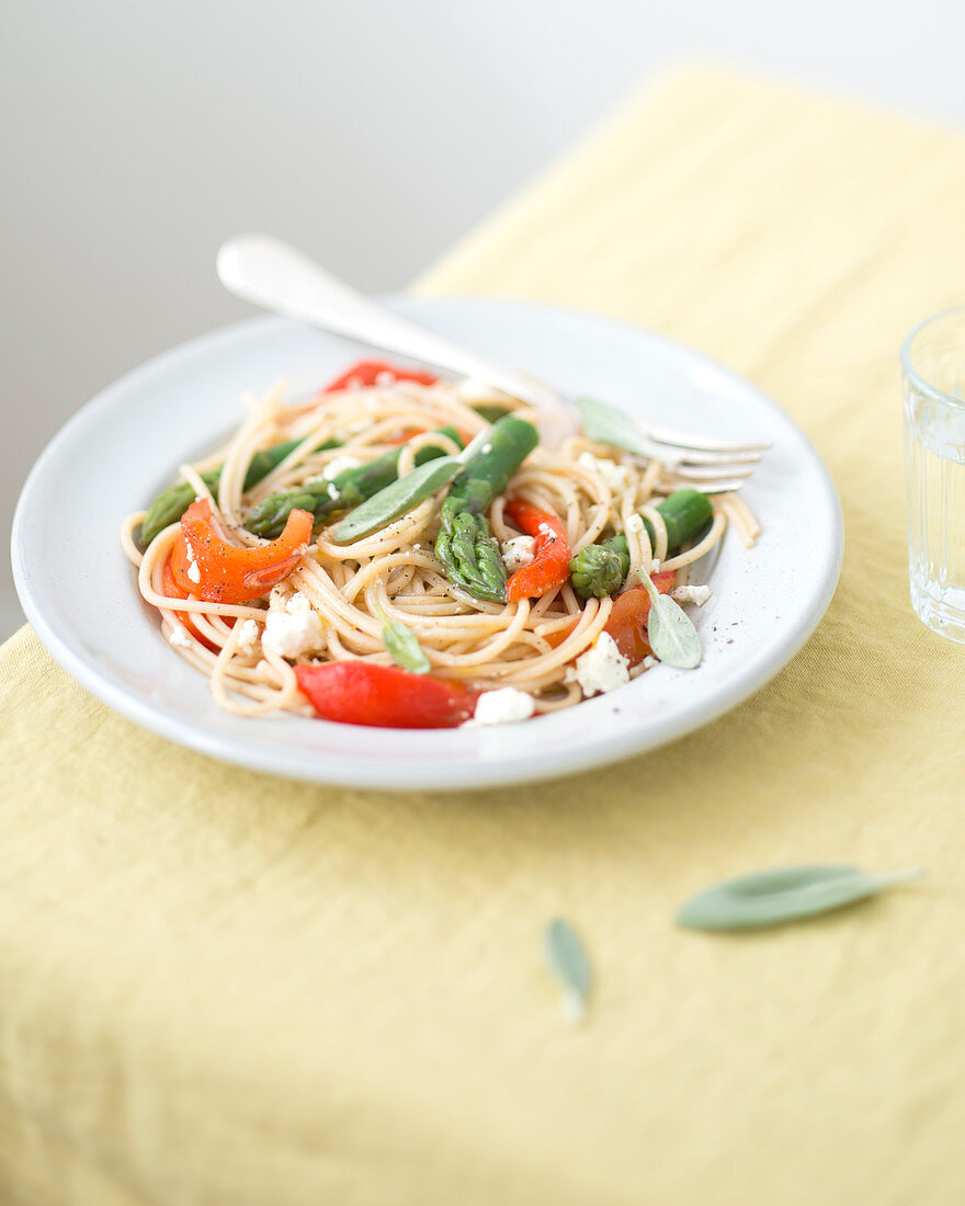 Spaghetti with green asparagus, peppers and sage