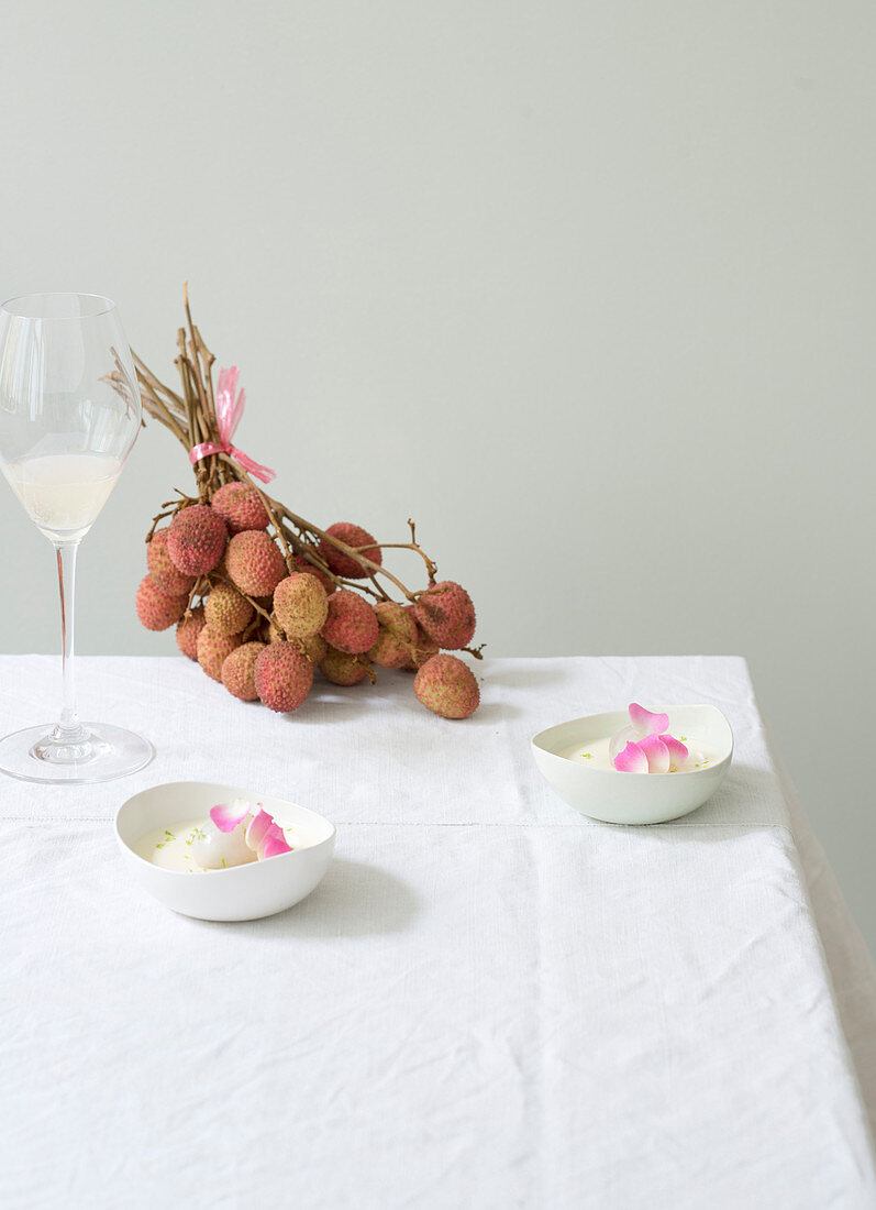 Pana cotta with lychees and champagne
