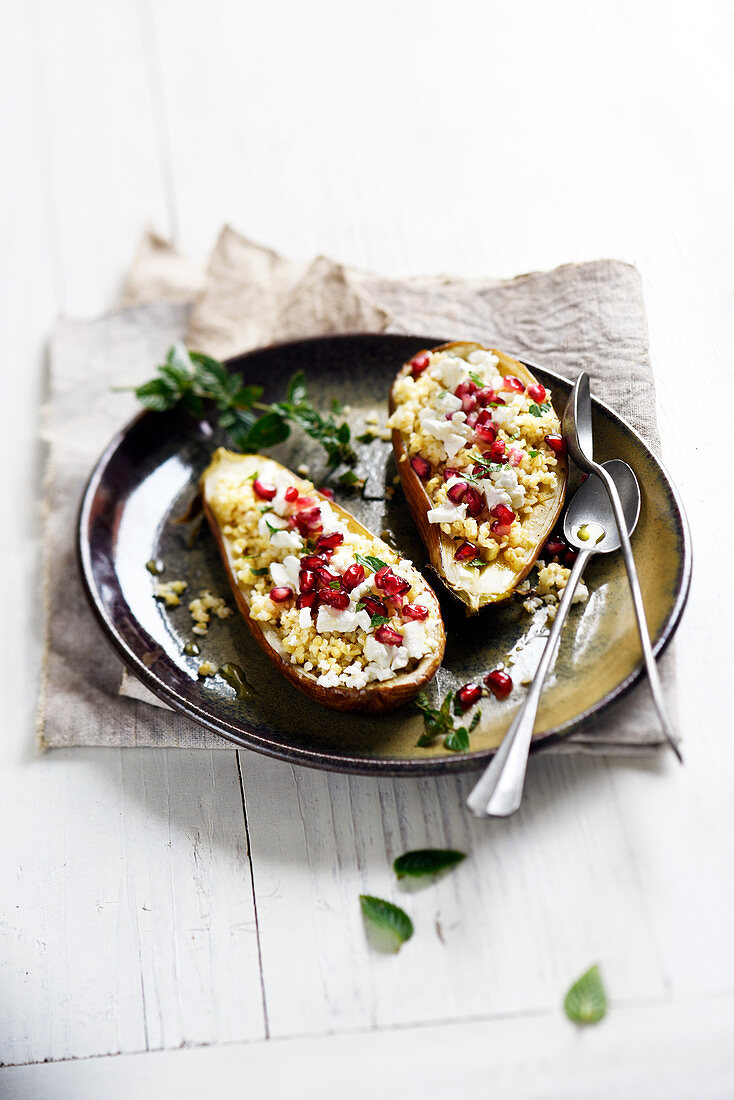 Aubergine gefüllt mit Bulgur, Feta, Granatapfel und Minze