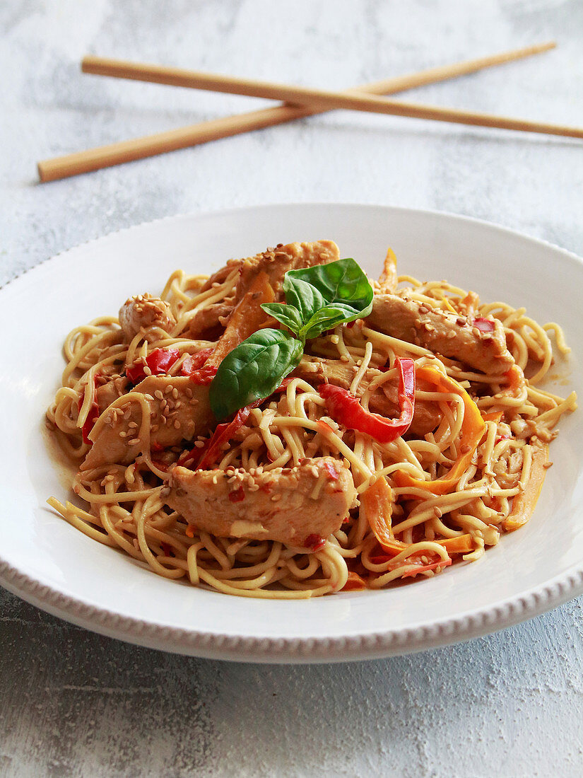 Noodles with chicken, coconut milk and peppers (China)