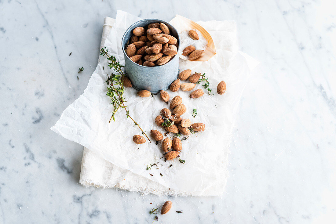 Roasted almonds with thyme