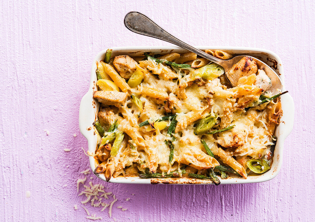 Chicken gratin with penne and leeks