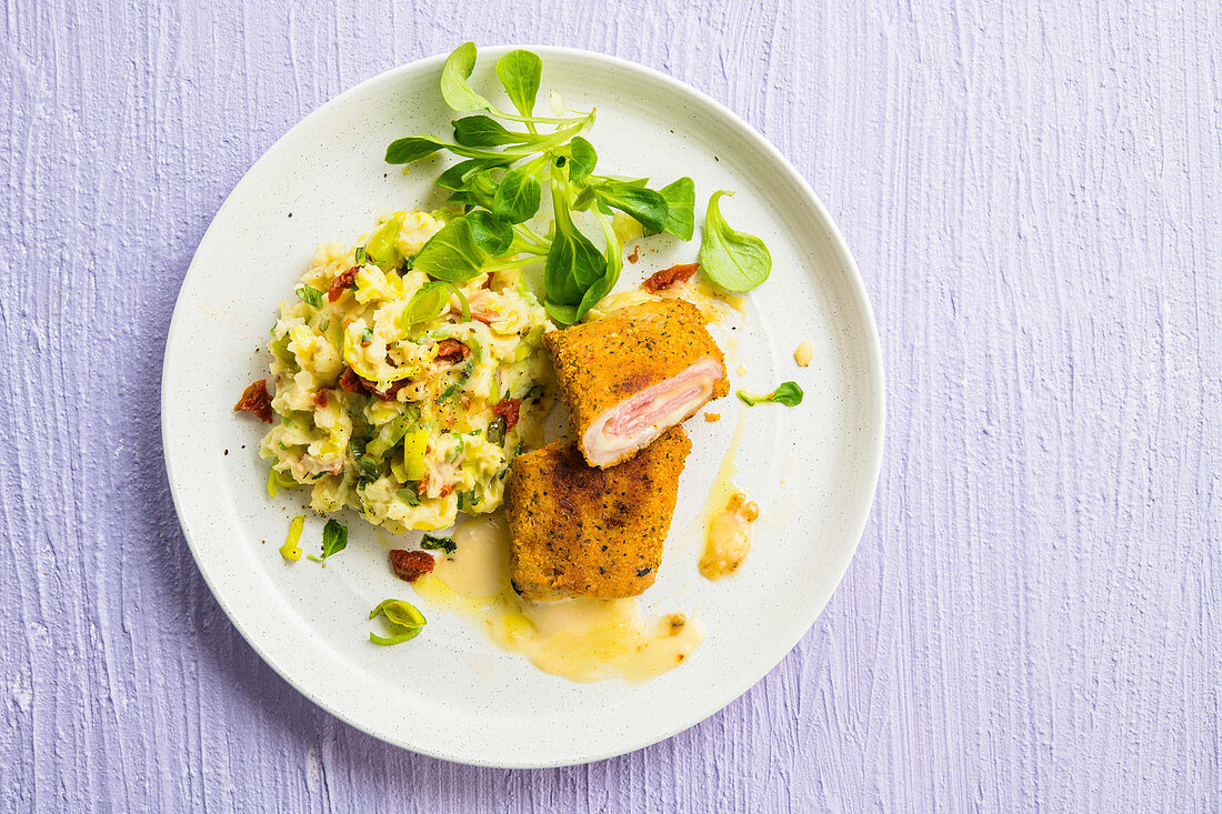 Chicken cordon bleu with mashed potatoes, sun-dried tomatoes and leek