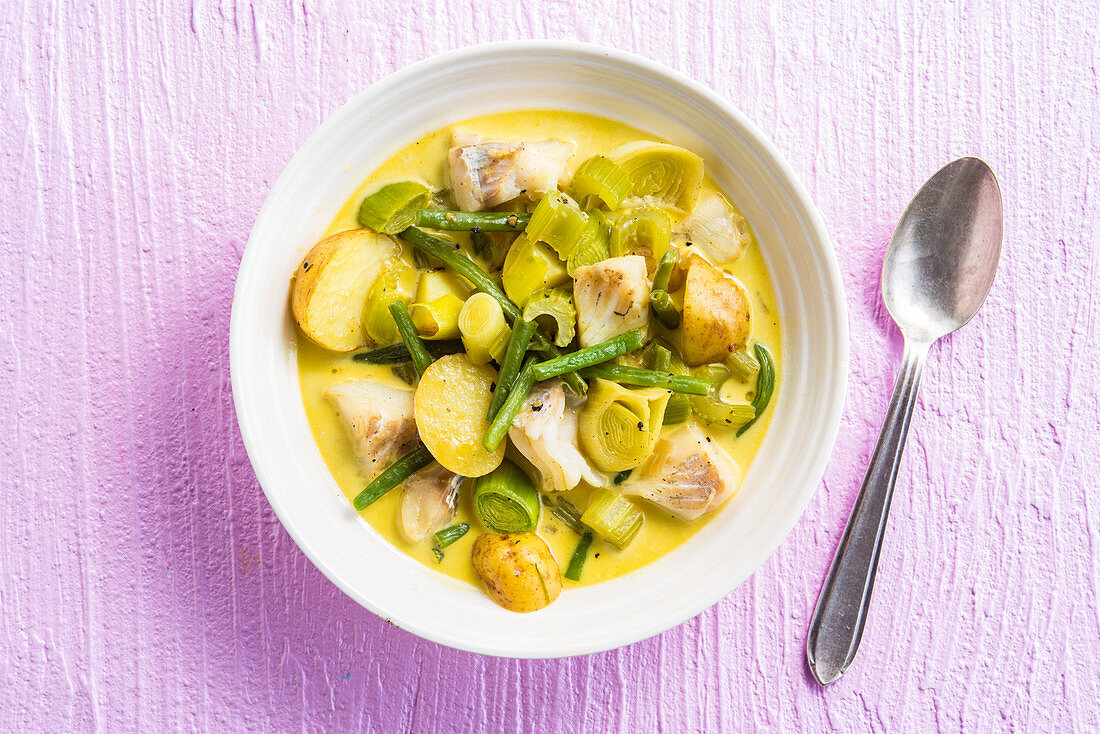 Quick fish soup with potatoes, leek and green beans