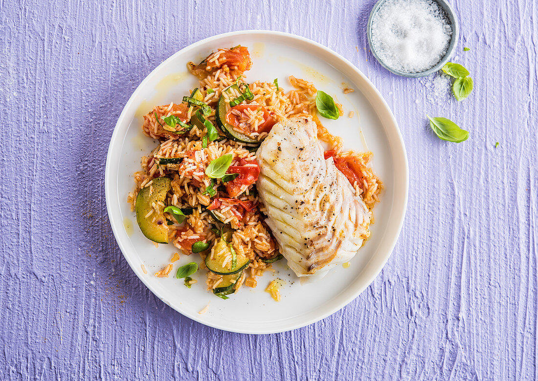 Weißfisch mit Reis, Zucchini und Tomaten