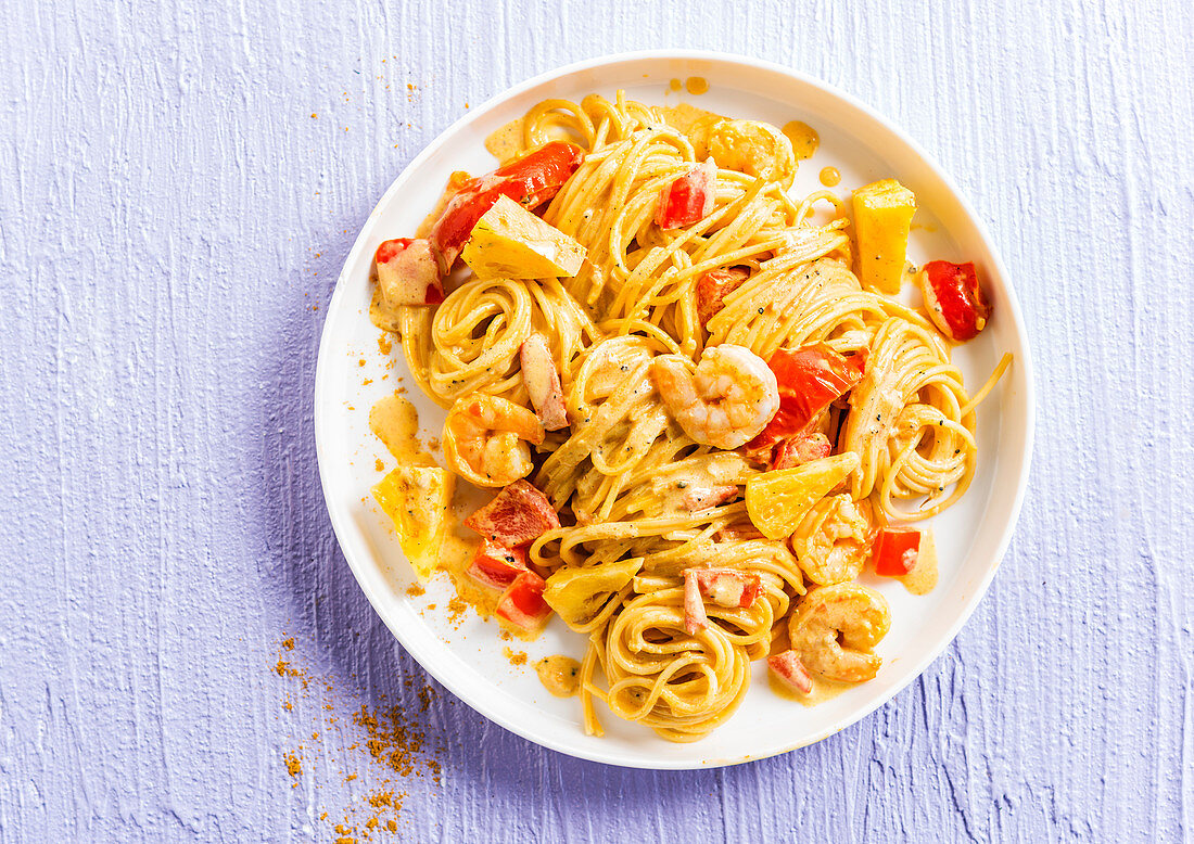 Spaghetti with curry, shrimp and pineapple