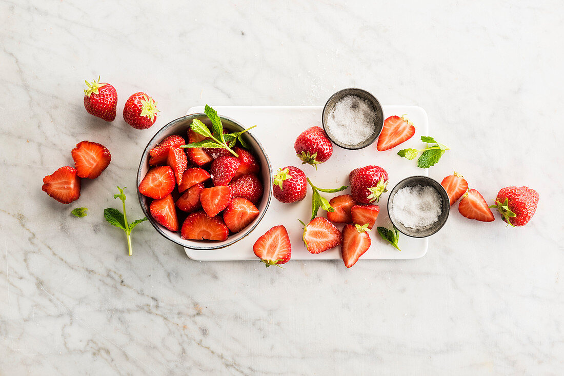 Frische Erdbeeren mit Zucker