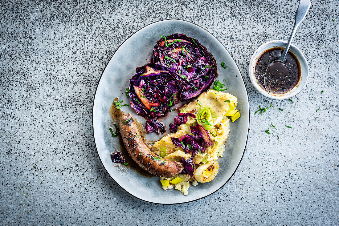 Kalbsbratwurst mit geröstetem Rotkohl und Lauchpüree