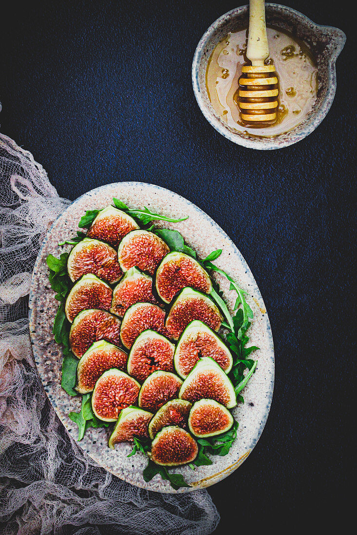 Fig carpaccio with honey and rocket salad