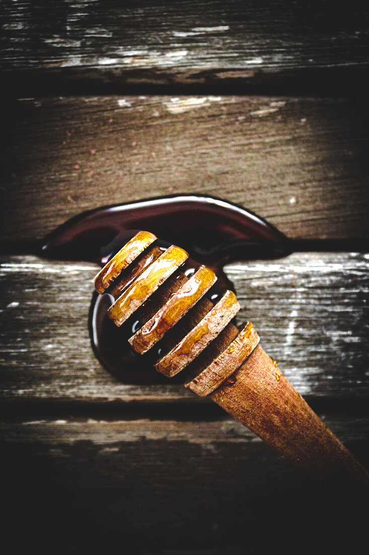 Wooden honey dipper with honey