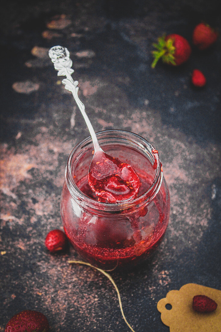Marmeladenglas mit hausgemachter Erdbeermarmelade