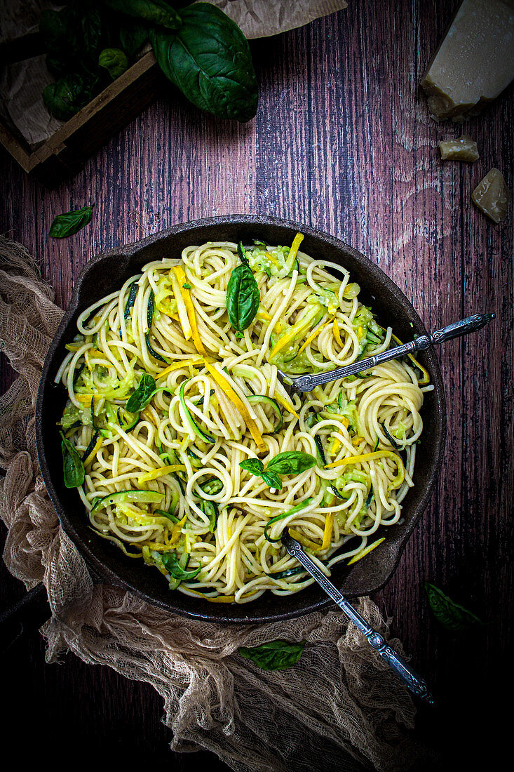Pan-fried spaghettoni with courgettes