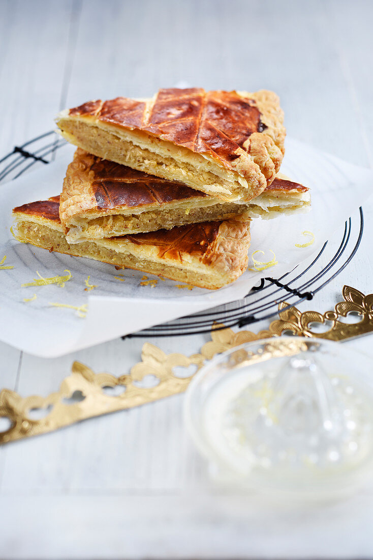 Galette des Rois (Dreikönigskuchen, … – Bilder kaufen – 60415436 StockFood