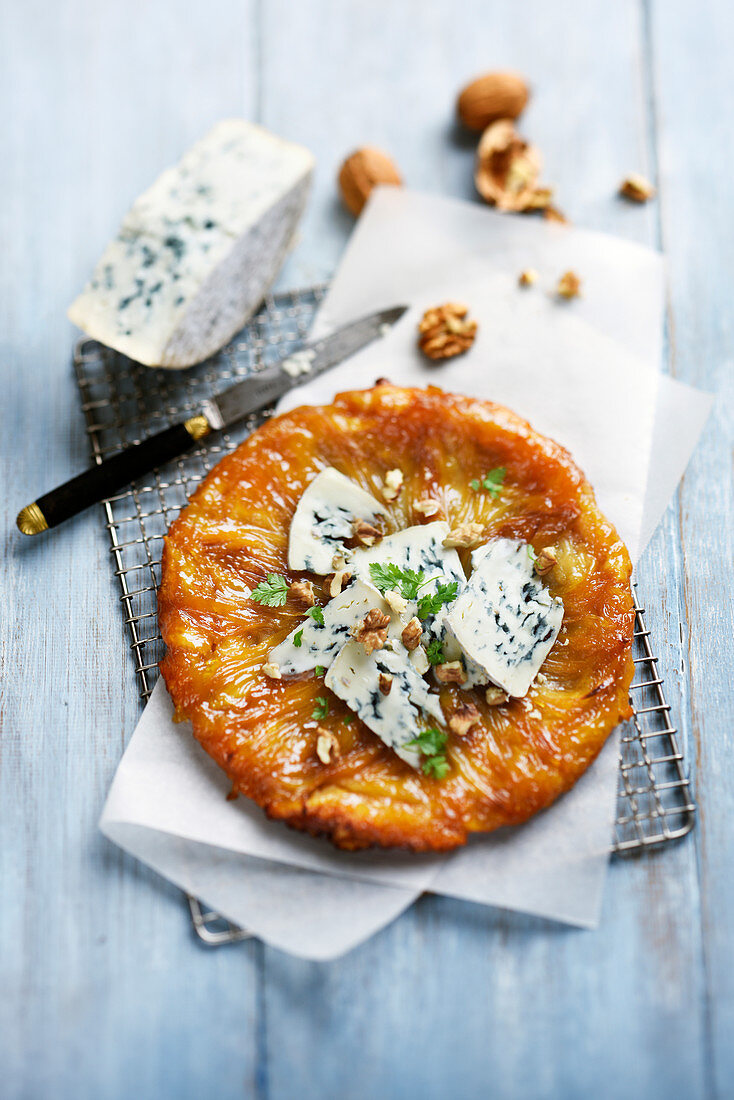 Endive tatin with Fourme d'Ambert and walnuts