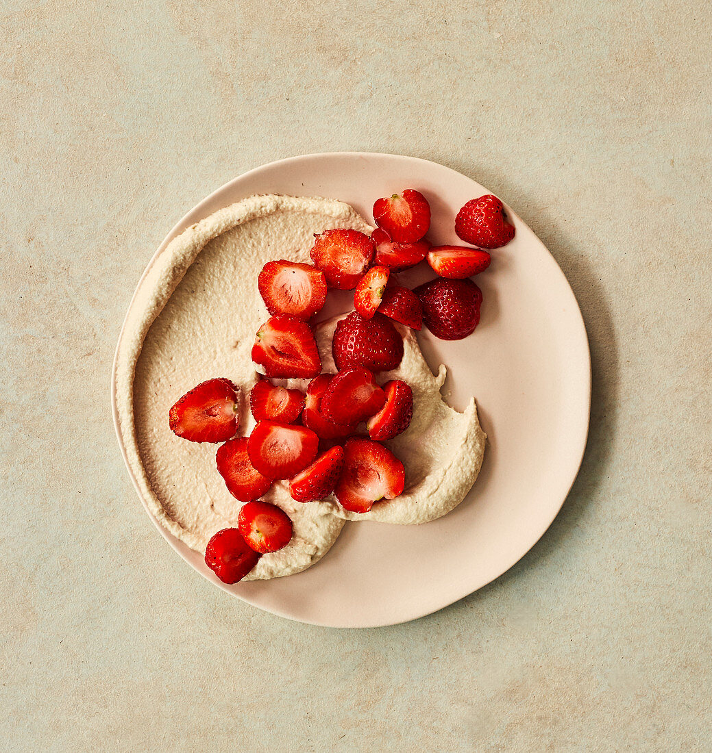 Erdbeeren auf Schlagsahne aus Cashewnüssen