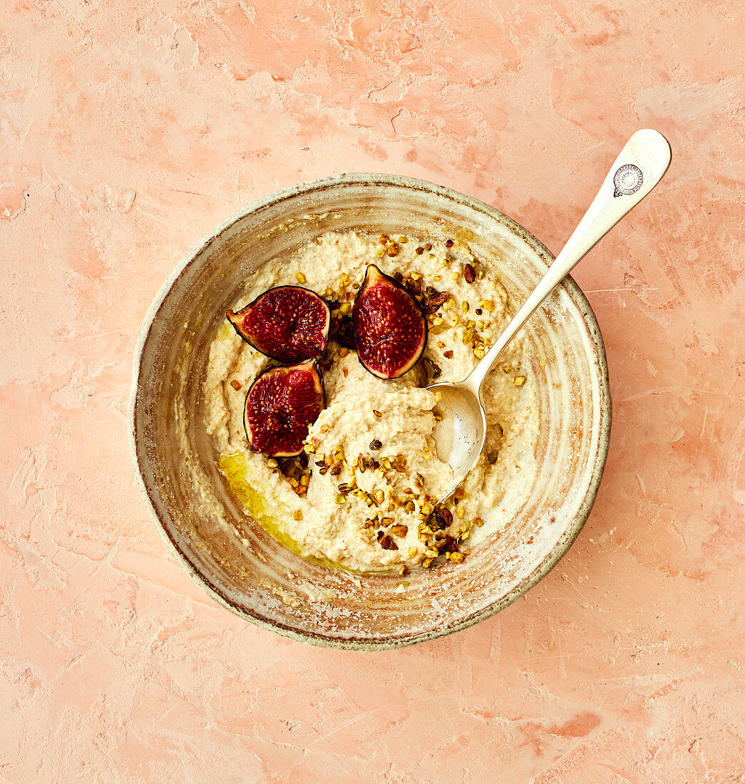 Budwig cream with figs and pistachios