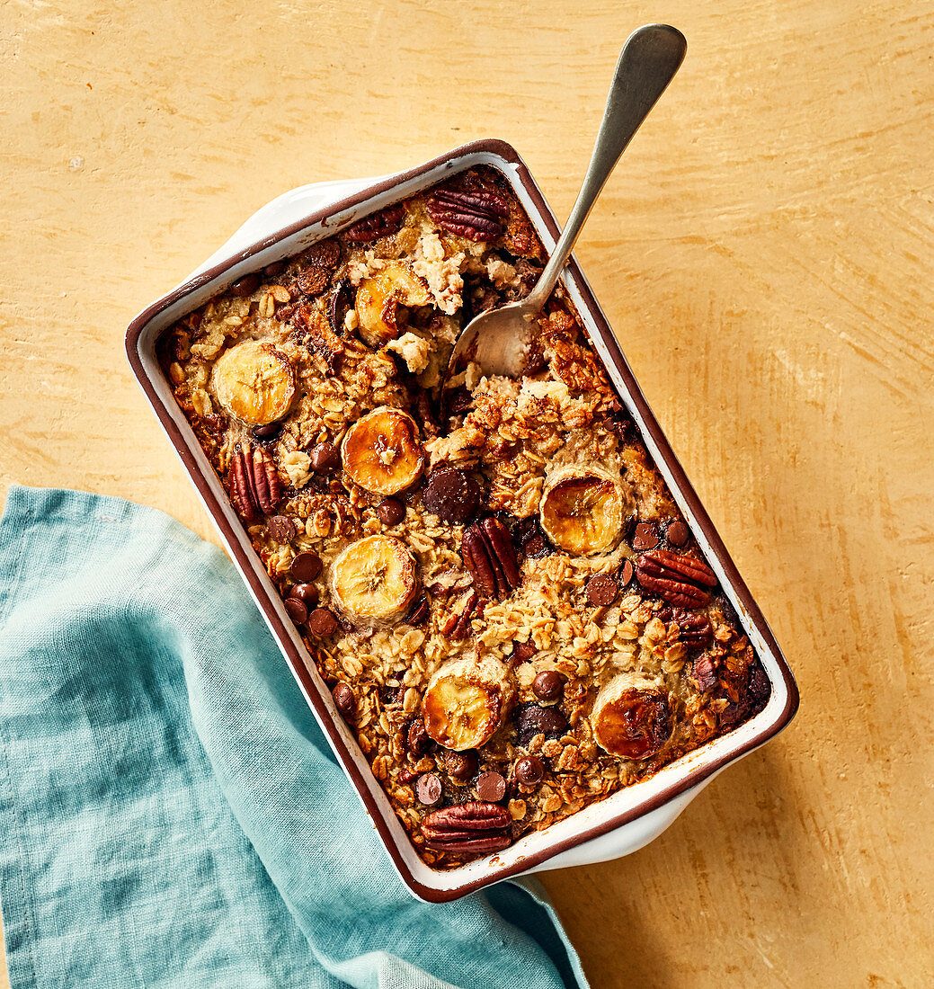 Banana crumble with oat flakes, chocolate and nuts