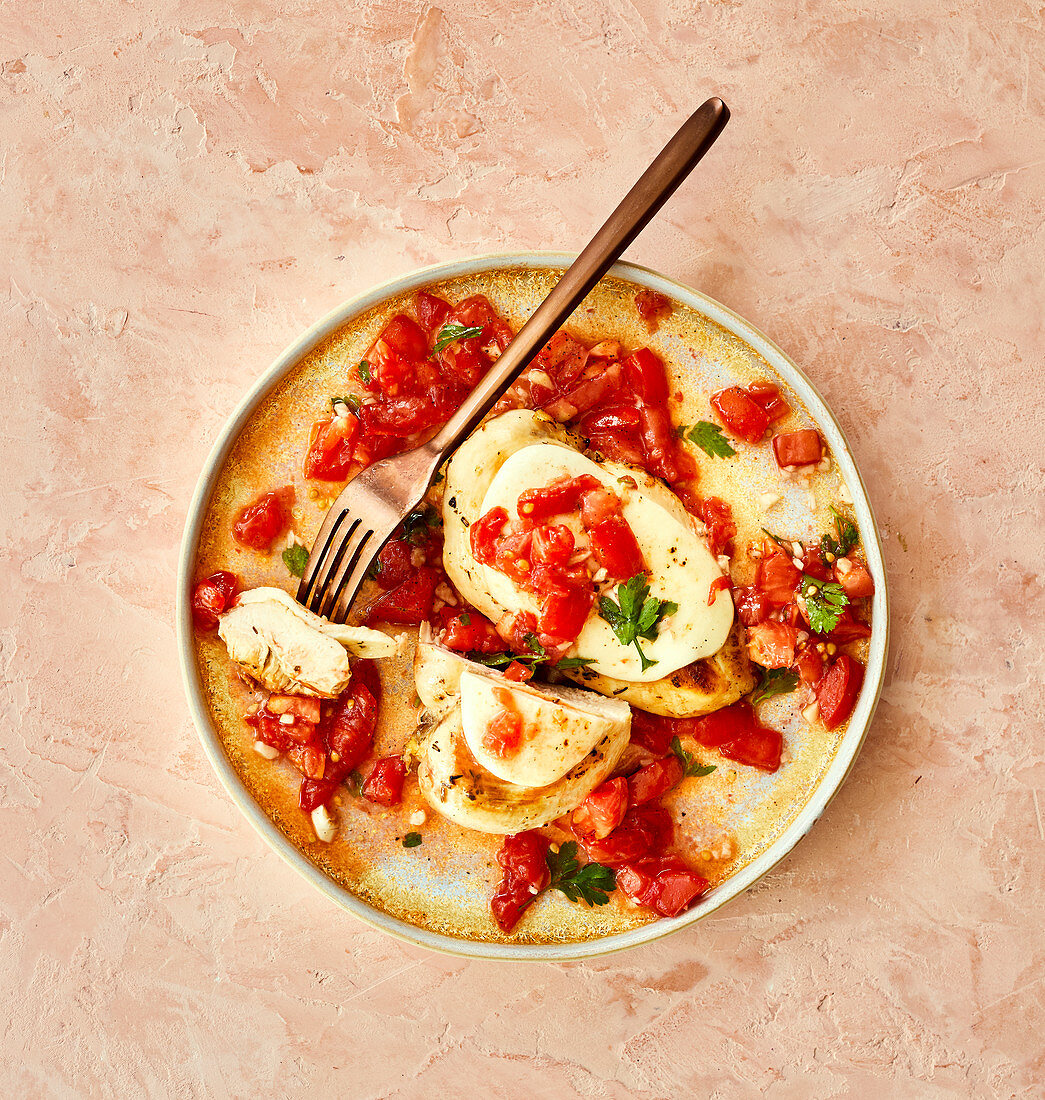 Bruschetta mit gegrillter Hähnchenbrust und Tomatenwürfeln
