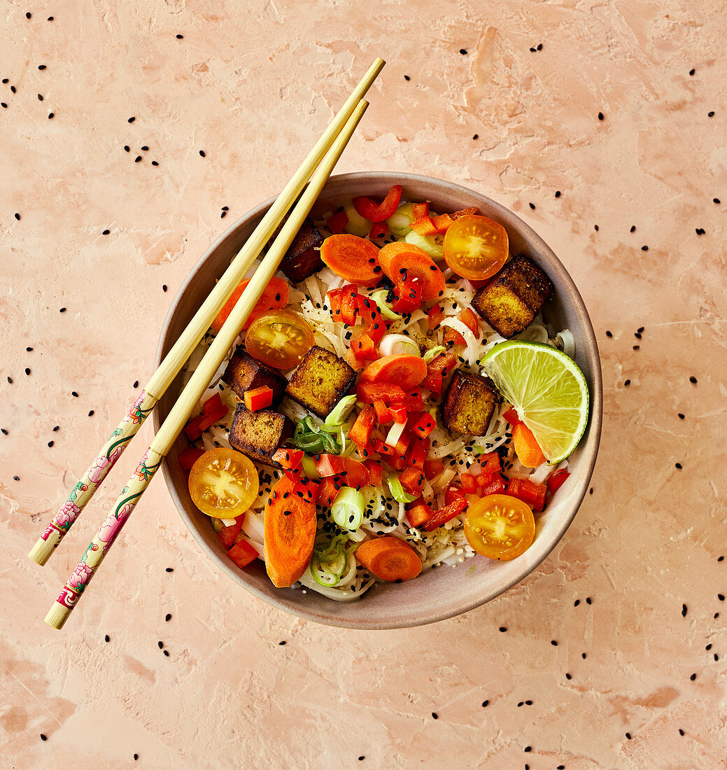 Rice noodles with smoked tofu, cherry tomatoes, carrots and cashew sauce (Asia)