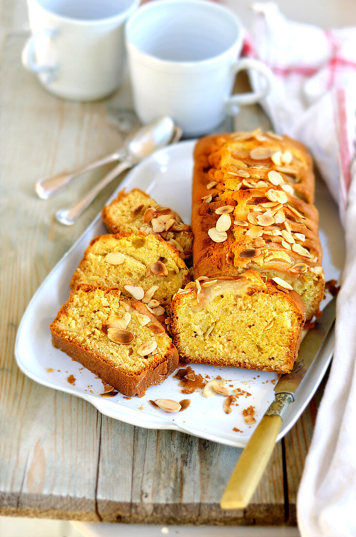 Gluten-free pear cake with almonds