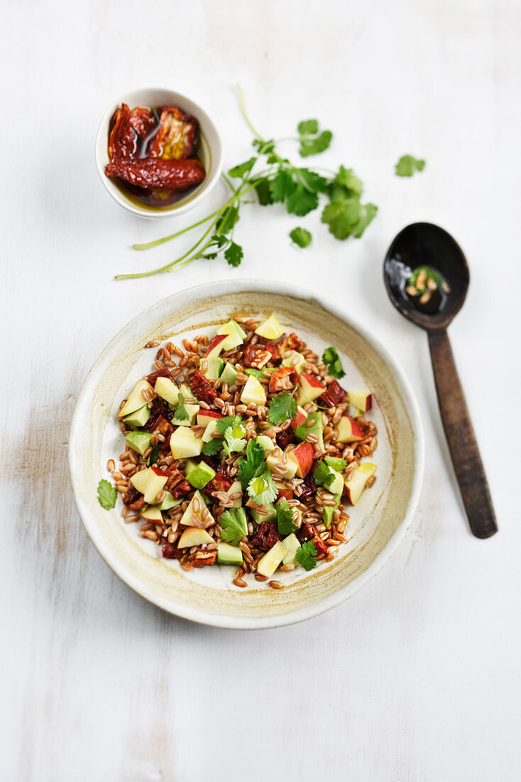 Spelt salad with apples, avocado and dried tomatoes