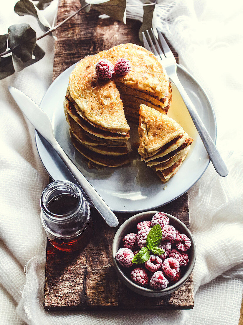 Buttermilch-Pancakes mit Ahornsirup und Himbeeren