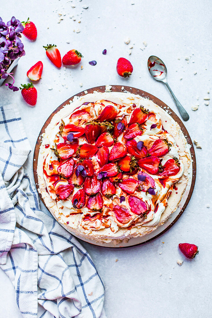 Pavlova mit Balsamico-Erdbeeren