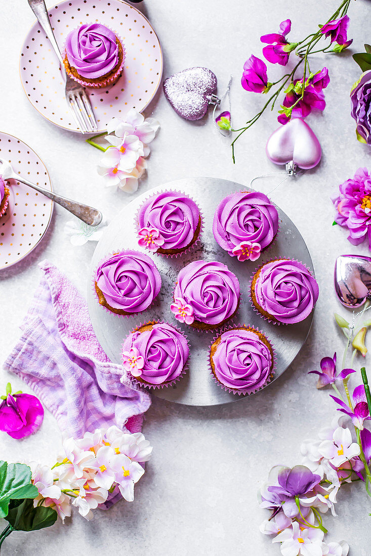 Pinkfarbene Rosen-Cupcakes