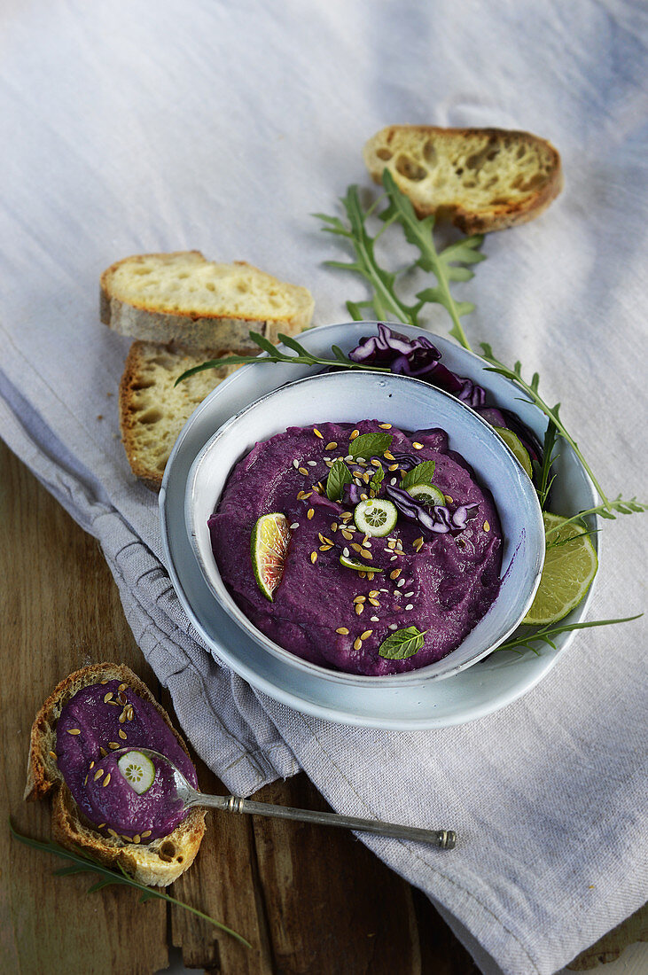 Winter red cabbage hummus