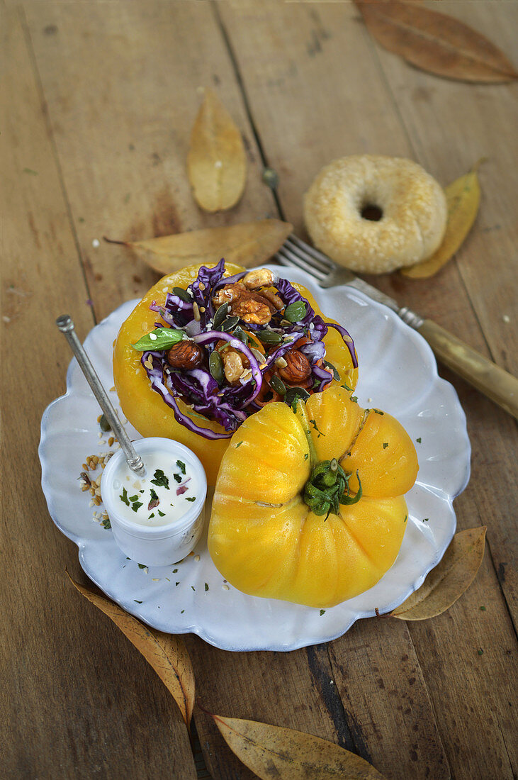 Gelbe Ochsenherztomate gefüllt mit Rotkohl und Trockenfrüchten