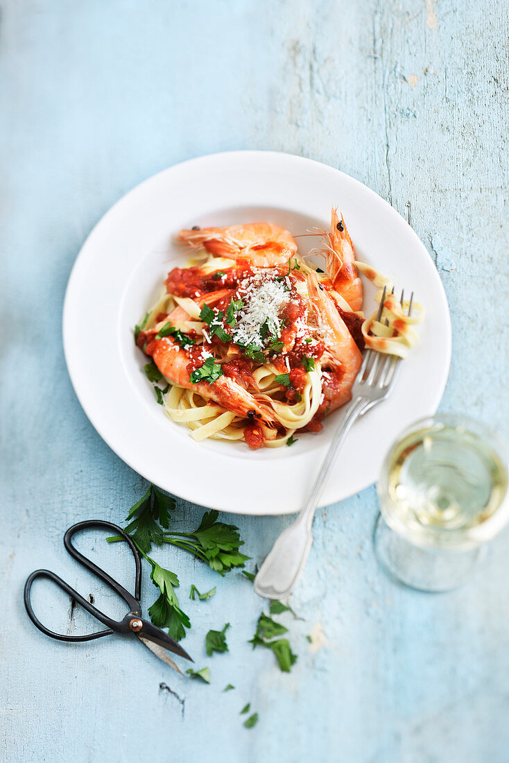 Bandnudeln mit Garnelen, Tomaten und Parmesan