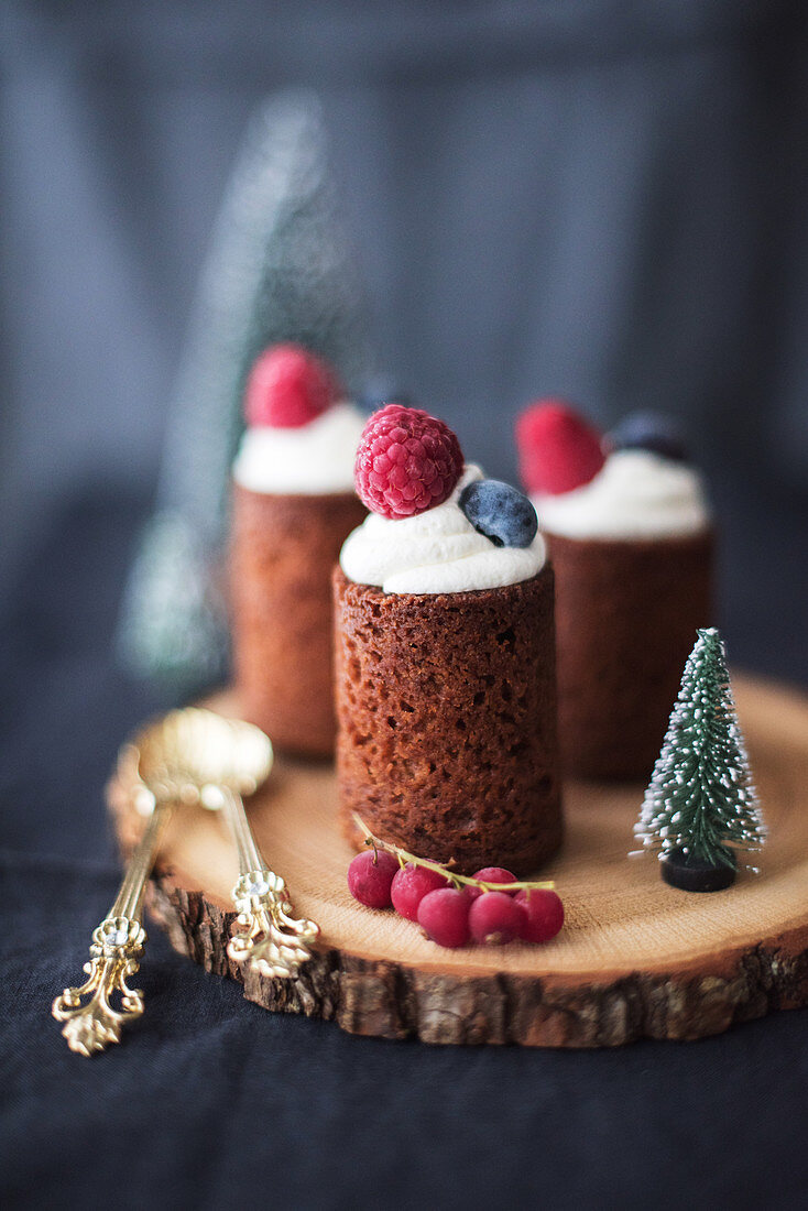 Christmas pastry cups with cream filling