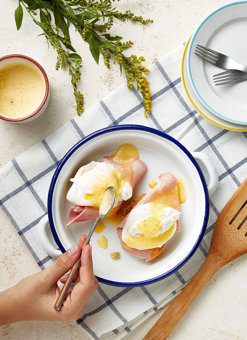 Egg Benedict mit Sauce Hollandaise