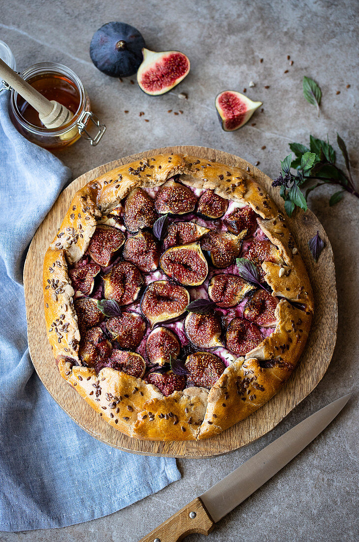 Pikanter Feigenkuchen mit Zwiebeln und Ziegenkäse