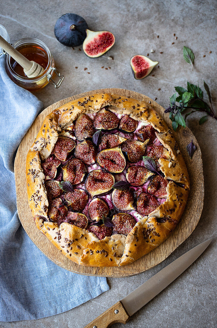 Savoury fig cake with onions and goat’s cheese