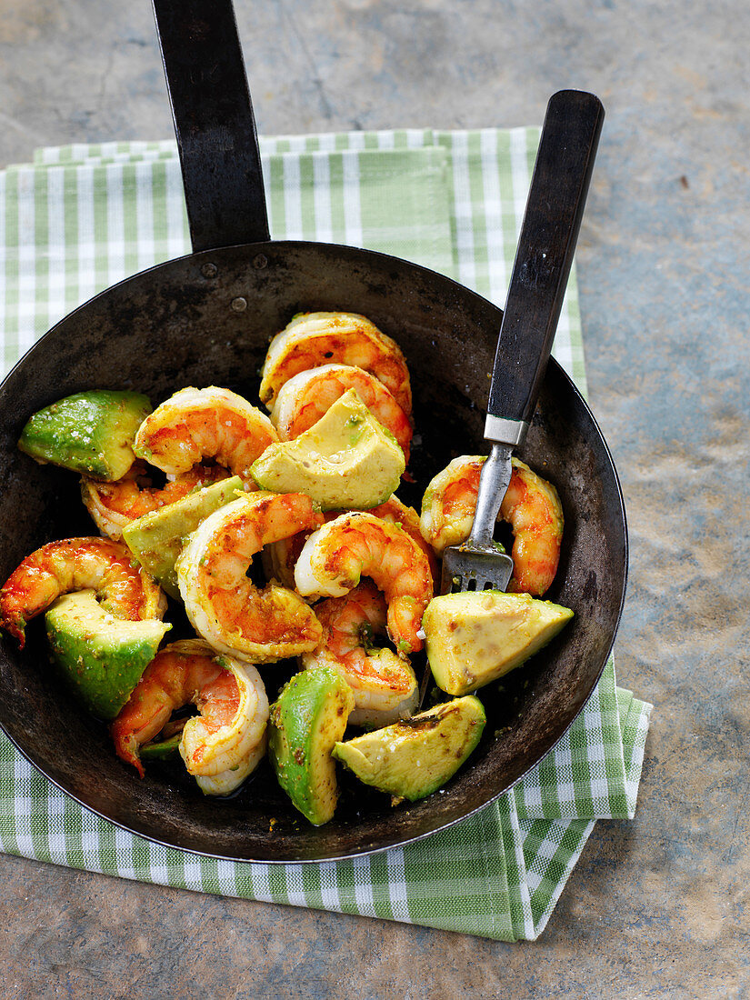 Fried prawns with avocado and curry