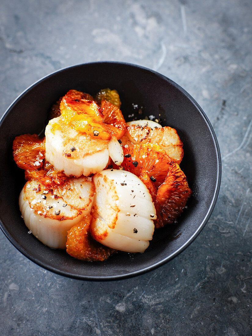 Fried scallops with oranges