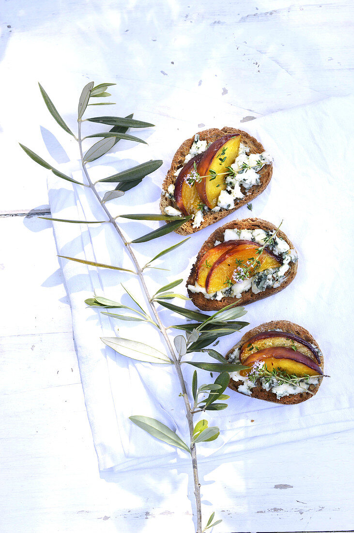 Bruschetta with peaches, honey, Roquefort and thyme