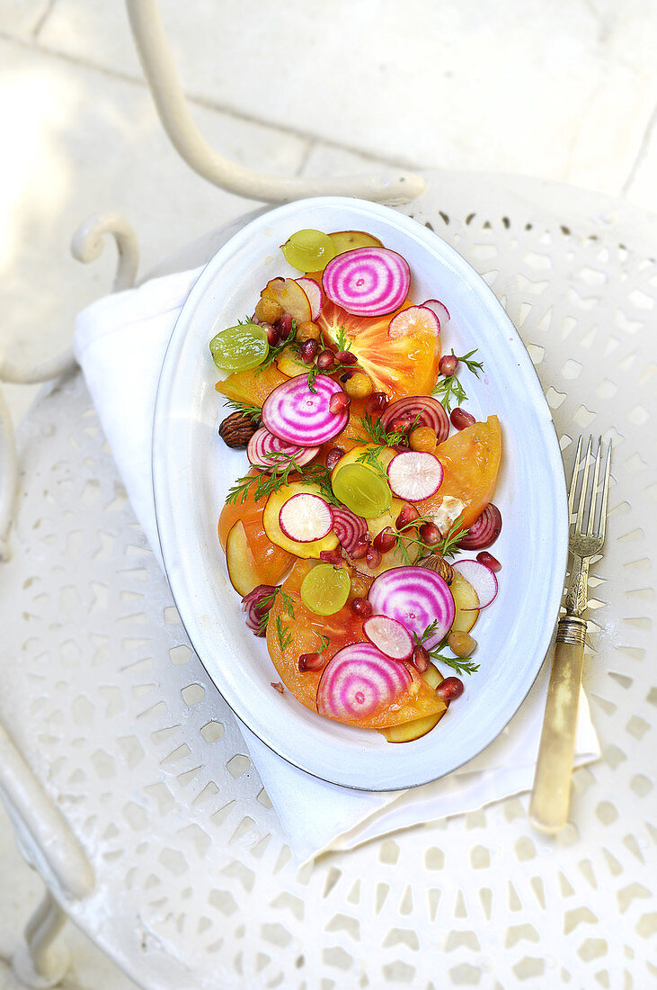 Tomatensalat mit Chioggia-Bete, Trauben und Granatapfelkernen