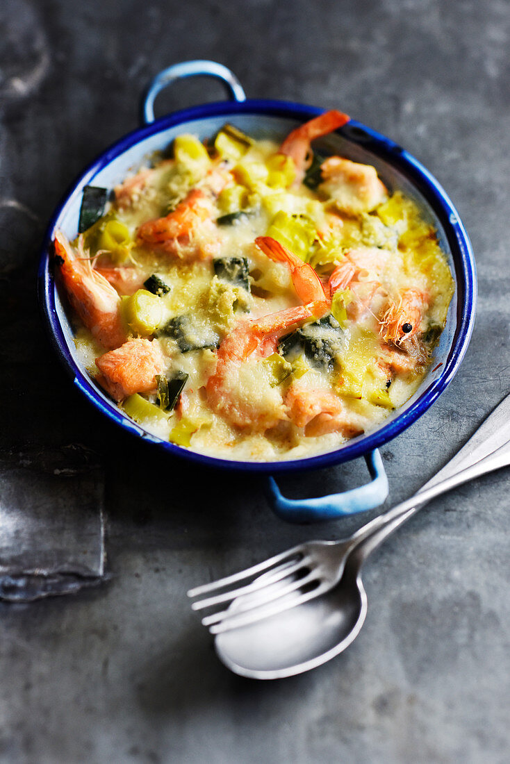 Salmon gratin with prawns and leek