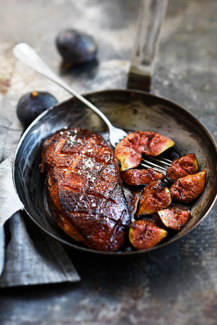 Duck breast with honey, balsamic vinegar and figs
